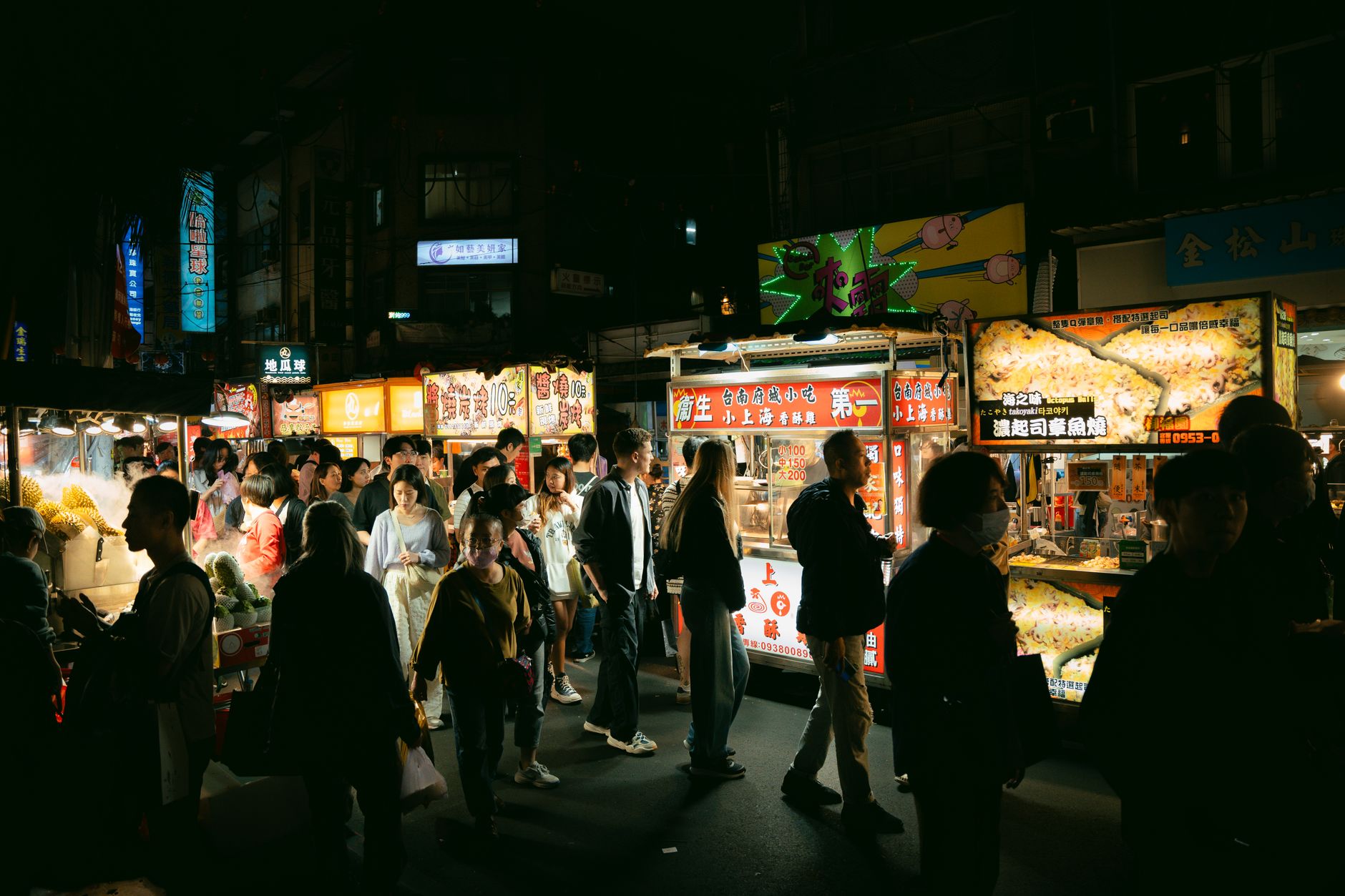 Street food traders at a UK car meet at night, illustrating street food trends uk car meets 2026