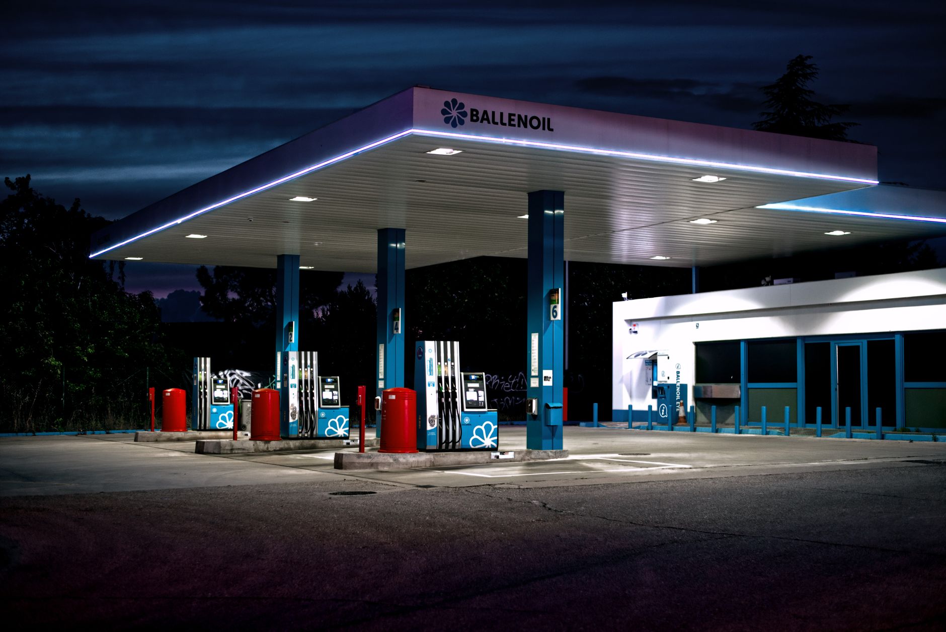 Turbocharged hot hatch at UK petrol station forecourt illustrating UK petrol prices impact car choice 2026